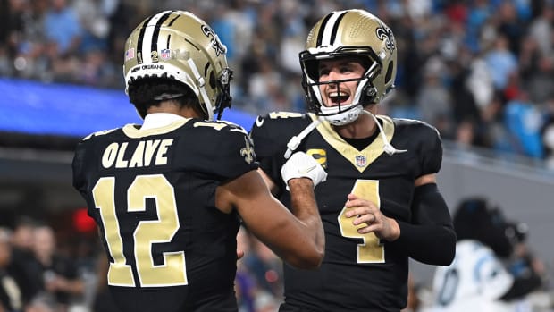 Derek Carr and Chris Olave celebrate together during a Week 2 game against the Panthers.